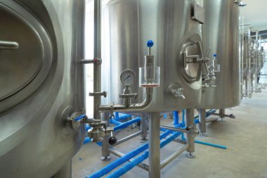 Bira fabrikası. Kafe ya da kahve dükkanının mutfak barındaki alkol ya da bira makinesi odasının içinde. İş su borusu servisi. Fermente ediliyor.