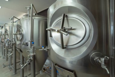 Bira fabrikası. Kafe ya da kahve dükkanının mutfak barındaki alkol ya da bira makinesi odasının içinde. İş su borusu servisi. Fermente ediliyor.