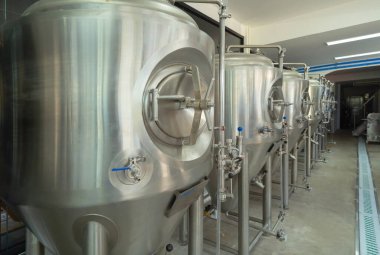 Bira fabrikası. Kafe ya da kahve dükkanının mutfak barındaki alkol ya da bira makinesi odasının içinde. İş su borusu servisi. Fermente ediliyor.