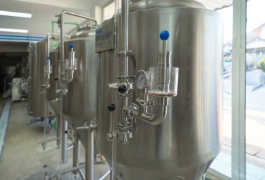 Bira fabrikası. Kafe ya da kahve dükkanının mutfak barındaki alkol ya da bira makinesi odasının içinde. İş su borusu servisi. Fermente ediliyor.