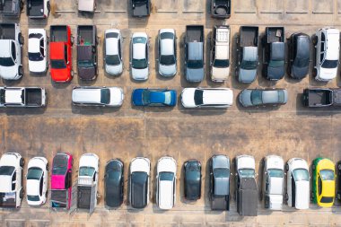 Şehir merkezinde sokak yolu olan otoparklardaki arabaların hava manzarası. Ulaşım ve araçlar