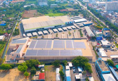 Alışveriş merkezinin çatısındaki güneş panelleri ya da güneş pillerinin hava görüntüsü. Enerji santrali, yenilenebilir temiz enerji kaynağı. Sanayide elektrik enerjisi için eko teknoloji.