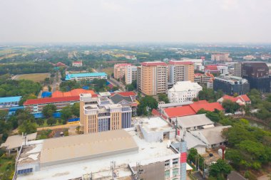 Üniversite veya üniversite kampüs binalarının hava manzarası. Skyline