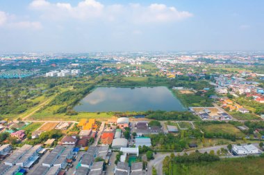 Orman ağaçlarının, yeşil dağ tepelerinin, nehrin, göletin ya da gölün havadan görünüşü. Doğa manzarası arka planı, Tayland.