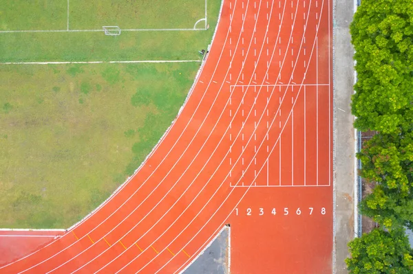 Вид Сверху Резиновый Пол Красная Беговая Дорожка Спортивном Стадионе Трибуной — стоковое фото