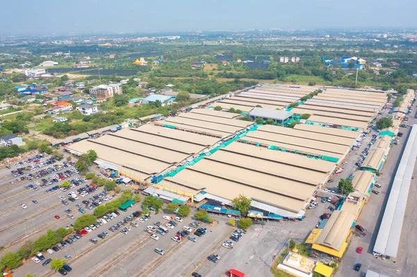 Sanam Luang sokak pazarının hava manzarası, yeşil çatı üstleri, at nalı sürücüsü ve park alanı. Perakende mağazaları olan çadırlar.