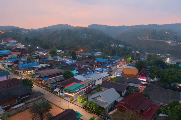 モンヴィレッジ 自然樹 カンチャナブリ タイの住宅地域住宅の空中トップビューアジアの都市の町で — ストック写真