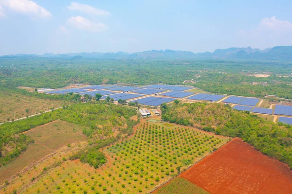 Luftaufnahme Von Sonnenkollektoren Oder Solarzellen Auf Dem Dach Eines Bauernhofes — Stockfoto