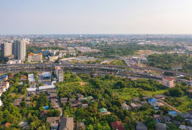 Otoyolda ya da otobanda giden arabaların hava görüntüsü. Köprü caddelerinin üst geçidi mimari konsept ağı ile bağlantılı. Üst Manzara. Şehir, Bangkok, Tayland.