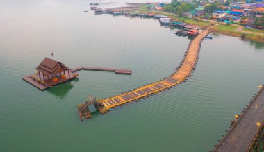Mon Köprüsü 'nün havadan görünüşü, Mon Köyü' ndeki yerleşim yerleri, doğa ağaçları, Sangkhlaburi, Kanchanaburi, Tayland, Asya 'daki kentsel şehir kasabası, binalar..
