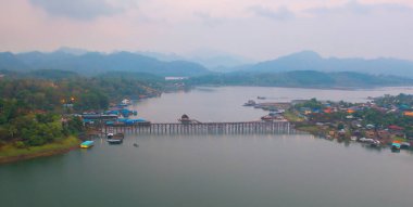 Mon Köprüsü 'nün havadan görünüşü, Mon Köyü' ndeki yerleşim yerleri, doğa ağaçları, Sangkhlaburi, Kanchanaburi, Tayland, Asya 'daki kentsel şehir kasabası, binalar..