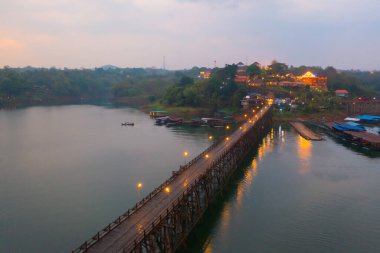 Mon Köprüsü 'nün havadan görünüşü, Mon Köyü' ndeki yerleşim yerleri, doğa ağaçları, Sangkhlaburi, Kanchanaburi, Tayland, Asya 'daki kentsel şehir kasabası, binalar..