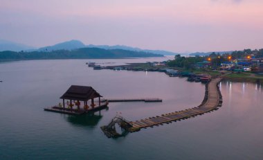 Mon Köprüsü 'nün havadan görünüşü, Mon Köyü' ndeki yerleşim yerleri, doğa ağaçları, Sangkhlaburi, Kanchanaburi, Tayland, Asya 'daki kentsel şehir kasabası, binalar..