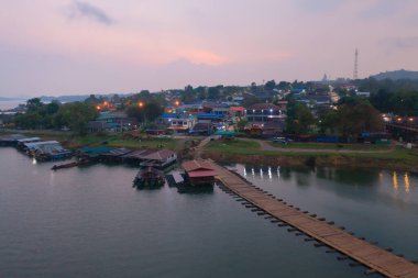 Mon Köprüsü 'nün havadan görünüşü, Mon Köyü' ndeki yerleşim yerleri, doğa ağaçları, Sangkhlaburi, Kanchanaburi, Tayland, Asya 'daki kentsel şehir kasabası, binalar..