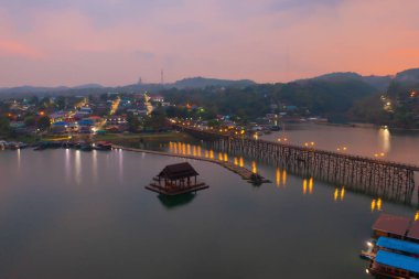Mon Köprüsü 'nün havadan görünüşü, Mon Köyü' ndeki yerleşim yerleri, doğa ağaçları, Sangkhlaburi, Kanchanaburi, Tayland, Asya 'daki kentsel şehir kasabası, binalar..