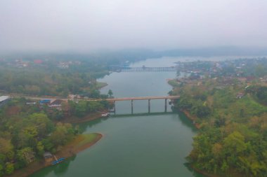 Mon Köprüsü 'nün havadan görünüşü, Mon Köyü' ndeki yerleşim yerleri, doğa ağaçları, Sangkhlaburi, Kanchanaburi, Tayland, Asya 'daki kentsel şehir kasabası, binalar..