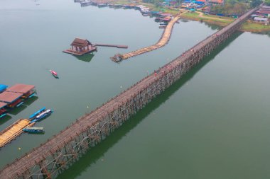 Mon Köprüsü 'nün havadan görünüşü, Mon Köyü' ndeki yerleşim yerleri, doğa ağaçları, Sangkhlaburi, Kanchanaburi, Tayland, Asya 'daki kentsel şehir kasabası, binalar..