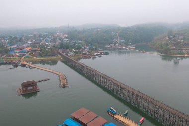 Mon Köprüsü 'nün havadan görünüşü, Mon Köyü' ndeki yerleşim yerleri, doğa ağaçları, Sangkhlaburi, Kanchanaburi, Tayland, Asya 'daki kentsel şehir kasabası, binalar..