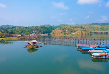 Mon Köprüsü 'nün havadan görünüşü, Mon Köyü' ndeki yerleşim yerleri, doğa ağaçları, Sangkhlaburi, Kanchanaburi, Tayland, Asya 'daki kentsel şehir kasabası, binalar..