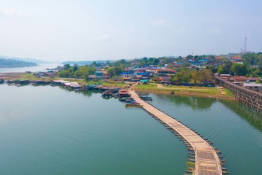 Mon Köprüsü 'nün havadan görünüşü, Mon Köyü' ndeki yerleşim yerleri, doğa ağaçları, Sangkhlaburi, Kanchanaburi, Tayland, Asya 'daki kentsel şehir kasabası, binalar..