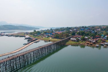 Mon Köprüsü 'nün havadan görünüşü, Mon Köyü' ndeki yerleşim yerleri, doğa ağaçları, Sangkhlaburi, Kanchanaburi, Tayland, Asya 'daki kentsel şehir kasabası, binalar..