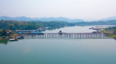 Mon Köprüsü 'nün havadan görünüşü, Mon Köyü' ndeki yerleşim yerleri, doğa ağaçları, Sangkhlaburi, Kanchanaburi, Tayland, Asya 'daki kentsel şehir kasabası, binalar..