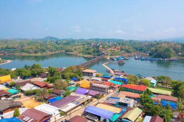 Mon Köprüsü 'nün havadan görünüşü, Mon Köyü' ndeki yerleşim yerleri, doğa ağaçları, Sangkhlaburi, Kanchanaburi, Tayland, Asya 'daki kentsel şehir kasabası, binalar..