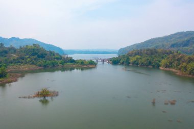 Mon Köprüsü 'nün havadan görünüşü, Mon Köyü' ndeki yerleşim yerleri, doğa ağaçları, Sangkhlaburi, Kanchanaburi, Tayland, Asya 'daki kentsel şehir kasabası, binalar..