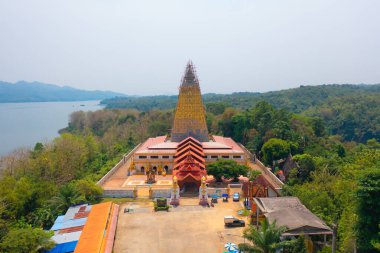 Phuthakaya Tapınağı Pagoda, Sangklaburi Kanchanaburi Cazibeleri. Singha tapınağın önünde Bodhgaya Stupa.Thai mimarisi. Yer imi