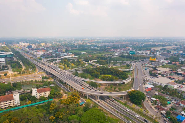 Otoyolda Otobanda Giden Arabaların Hava Görüntüsü Köprü Caddelerinin Üst Geçidi — Stok fotoğraf