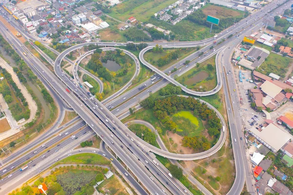 Αεροφωτογραφία Των Αυτοκινήτων Που Οδηγούν Αυτοκινητόδρομο Αυτοκινητόδρομο Υπερπήδηση Γεφυρών Δρόμων — Φωτογραφία Αρχείου