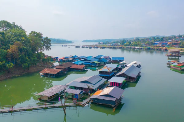 モン村の住宅地元住宅の空中トップビュー 湖や川と自然木 Kanchanaburi アジアの都市部の町でタイ — ストック写真