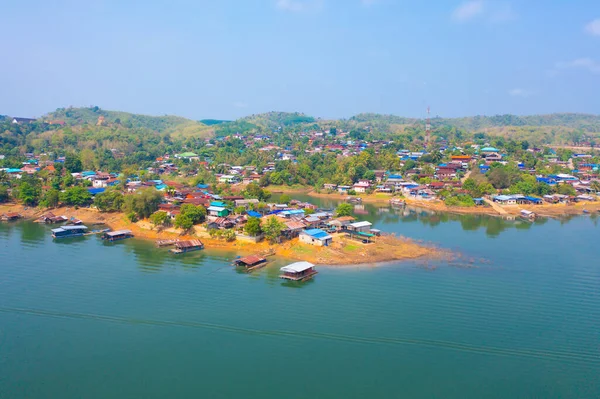 モン村の住宅地元住宅の空中トップビュー 湖や川と自然木 Kanchanaburi アジアの都市部の町でタイ — ストック写真