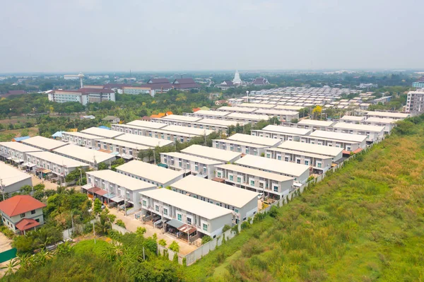 Yerleşim yerlerinin havadan görünüşü. Yukarıdan kentsel konut geliştirme. Üst Manzara. Bangkok City, Tayland 'da gayrimenkul. Gayrimenkul.