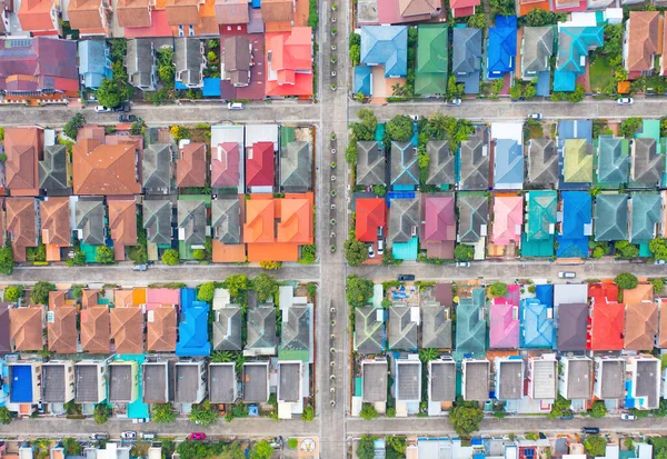 Yerleşim yerlerinin havadan görünüşü. Yukarıdan kentsel konut geliştirme. Üst Manzara. Bangkok City, Tayland 'da gayrimenkul. Gayrimenkul.
