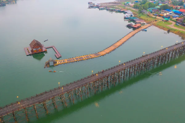 Mon Köprüsü 'nün havadan görünüşü, Mon Köyü' ndeki yerleşim yerleri, doğa ağaçları, Sangkhlaburi, Kanchanaburi, Tayland, Asya 'daki kentsel şehir kasabası, binalar..