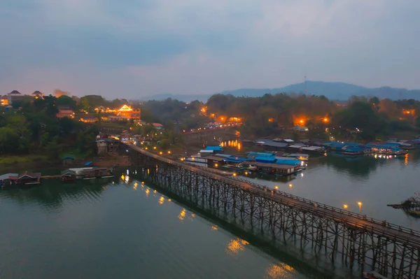 Mon Köprüsü 'nün havadan görünüşü, Mon Köyü' ndeki yerleşim yerleri, doğa ağaçları, Sangkhlaburi, Kanchanaburi, Tayland, Asya 'daki kentsel şehir kasabası, binalar..