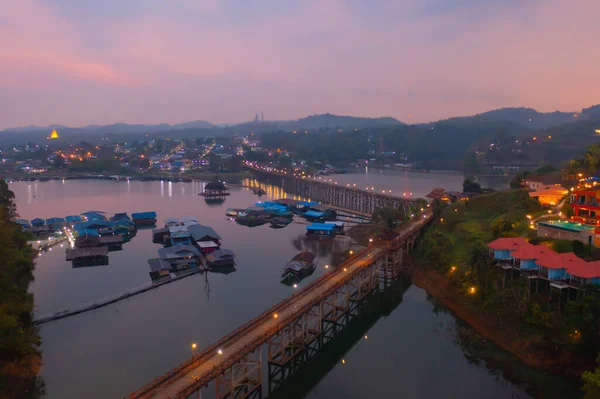 Mon Köprüsü 'nün havadan görünüşü, Mon Köyü' ndeki yerleşim yerleri, doğa ağaçları, Sangkhlaburi, Kanchanaburi, Tayland, Asya 'daki kentsel şehir kasabası, binalar..