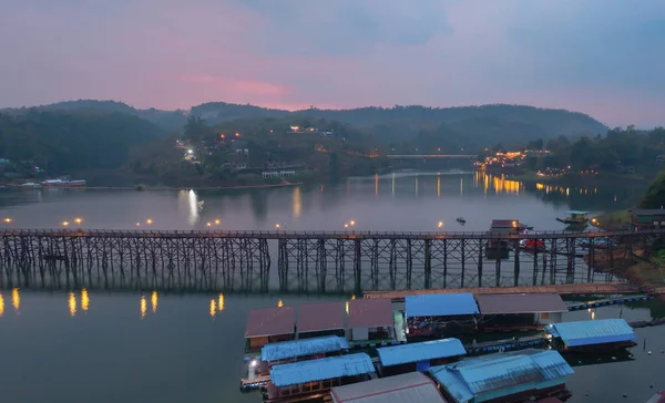 Mon Köprüsü 'nün havadan görünüşü, Mon Köyü' ndeki yerleşim yerleri, doğa ağaçları, Sangkhlaburi, Kanchanaburi, Tayland, Asya 'daki kentsel şehir kasabası, binalar..