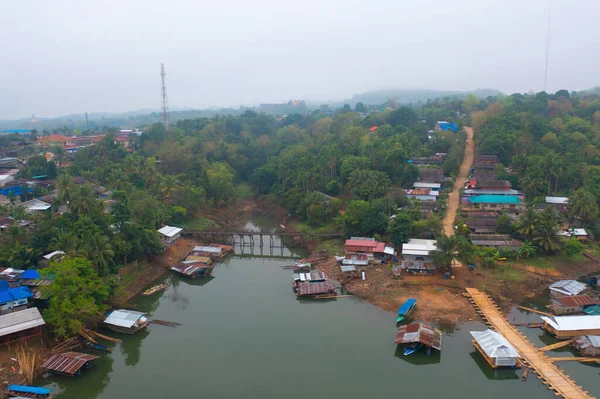 Mon Köprüsü 'nün havadan görünüşü, Mon Köyü' ndeki yerleşim yerleri, doğa ağaçları, Sangkhlaburi, Kanchanaburi, Tayland, Asya 'daki kentsel şehir kasabası, binalar..