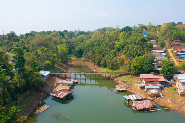 Mon Köprüsü 'nün havadan görünüşü, Mon Köyü' ndeki yerleşim yerleri, doğa ağaçları, Sangkhlaburi, Kanchanaburi, Tayland, Asya 'daki kentsel şehir kasabası, binalar..