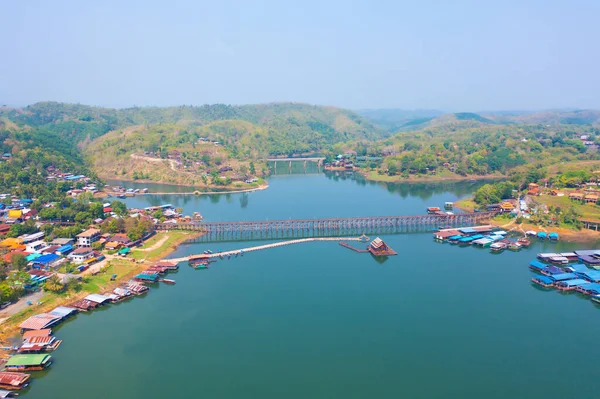 Mon Köprüsü 'nün havadan görünüşü, Mon Köyü' ndeki yerleşim yerleri, doğa ağaçları, Sangkhlaburi, Kanchanaburi, Tayland, Asya 'daki kentsel şehir kasabası, binalar..