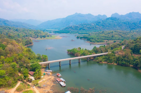 Mon Köprüsü 'nün havadan görünüşü, Mon Köyü' ndeki yerleşim yerleri, doğa ağaçları, Sangkhlaburi, Kanchanaburi, Tayland, Asya 'daki kentsel şehir kasabası, binalar..