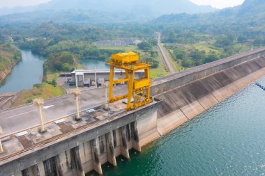 Baraj kulesi vincinin havadan görüntüsü. Doğal manzara arka planında elektrik için geri dönüşüm enerji endüstrisi kavramında rezervuar ve deniz suyu. Çevre.