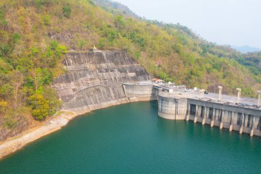 Baraj kulesi vincinin havadan görüntüsü. Doğal manzara arka planında elektrik için geri dönüşüm enerji endüstrisi kavramında rezervuar ve deniz suyu. Çevre.