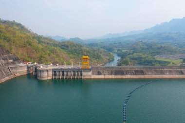 Baraj kulesi vincinin havadan görüntüsü. Doğal manzara arka planında elektrik için geri dönüşüm enerji endüstrisi kavramında rezervuar ve deniz suyu. Çevre.