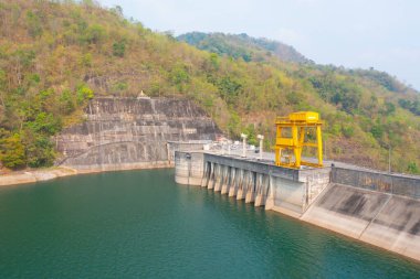 Baraj kulesi vincinin havadan görüntüsü. Doğal manzara arka planında elektrik için geri dönüşüm enerji endüstrisi kavramında rezervuar ve deniz suyu. Çevre.