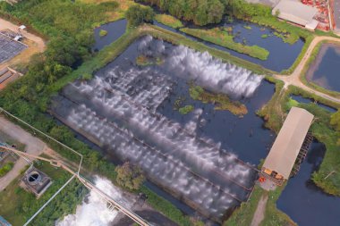 Fabrika endüstrisinin hava görüntüsü bacadan gelen duman ve zehirli hava ile enerji ve kirlilik çevre kavramı ile şehir manzarası arka planı.