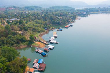 Mon köyündeki yerleşim yerlerinin havadan görünüşü, göl veya nehir ile doğa ağaçları, Kanchanaburi, Tayland, Asya 'daki kentsel şehir kasabası, binalar.