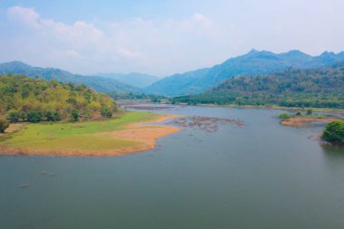 Göl kenarındaki göller, kamp çadırları orman ağaçları, doğa manzarası olan yerler. Pang Ung, Mae Hon Son, Kuzey, Tayland. Ulusal park.